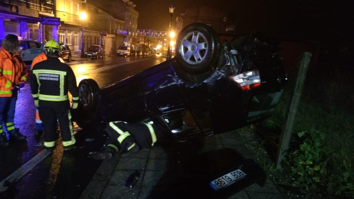 El coche volcado tras sufrir este accidente en Vilalonga.