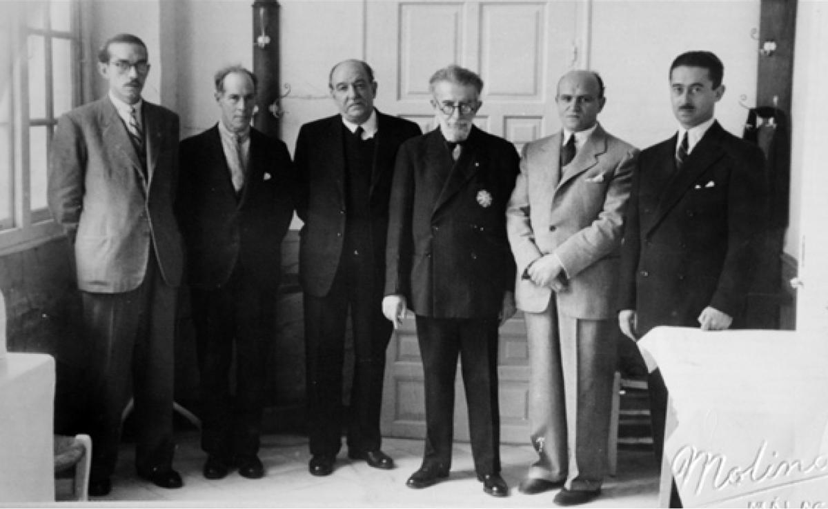 El doctor José Gálvez Ginachero, en el centro.