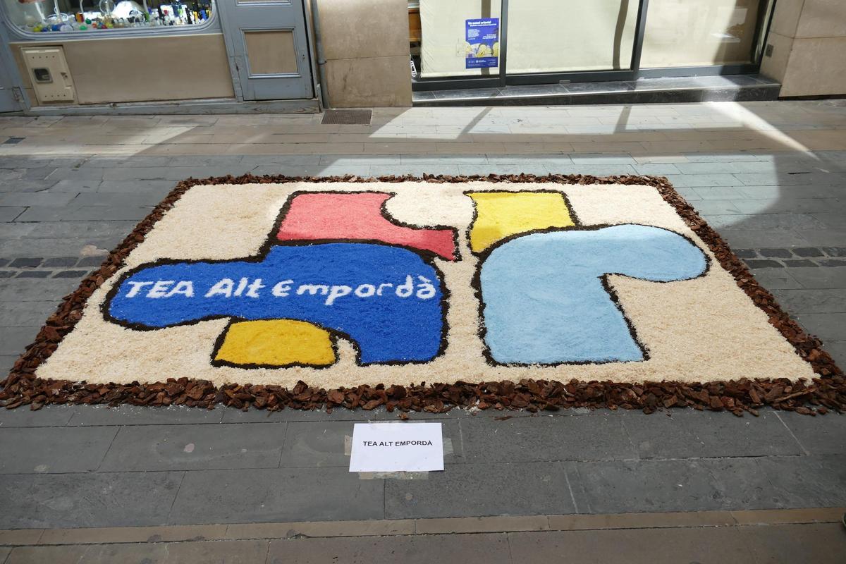 Les catifes de Corpus omplen de color l'entorn de Sant Pere de Figueres