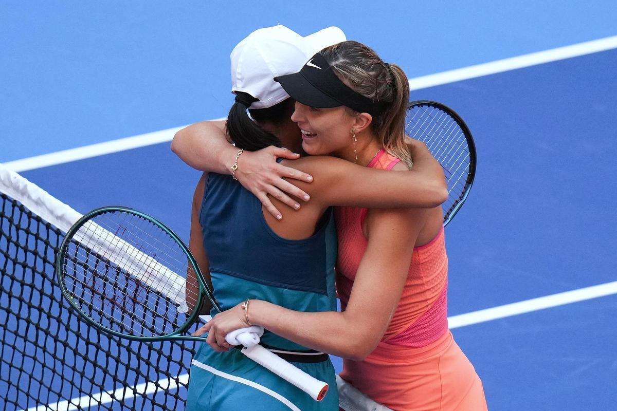 Badosa y Zhang se saludan tras el encuentro