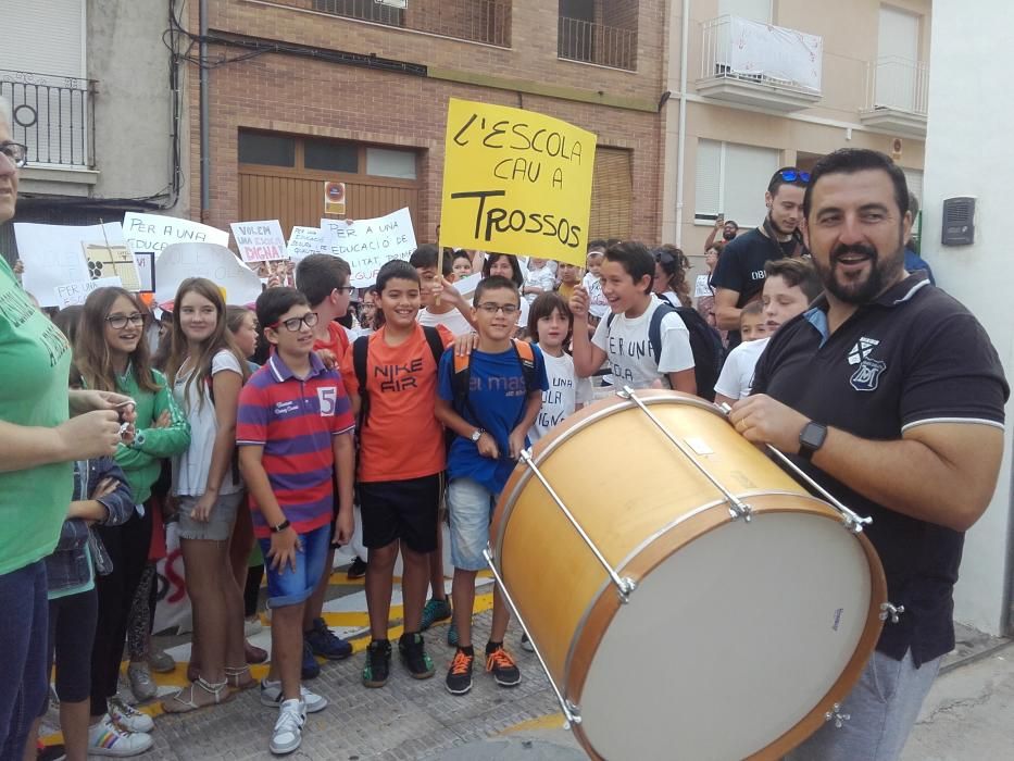 Protesta por el mal estado del colegio de la Font d'en Carròs