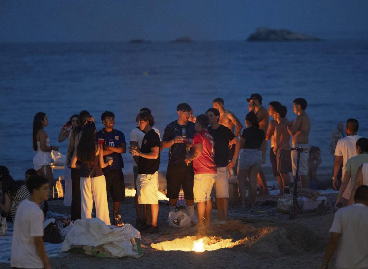 Ibiza salta al verano en la Nit de Sant Joan