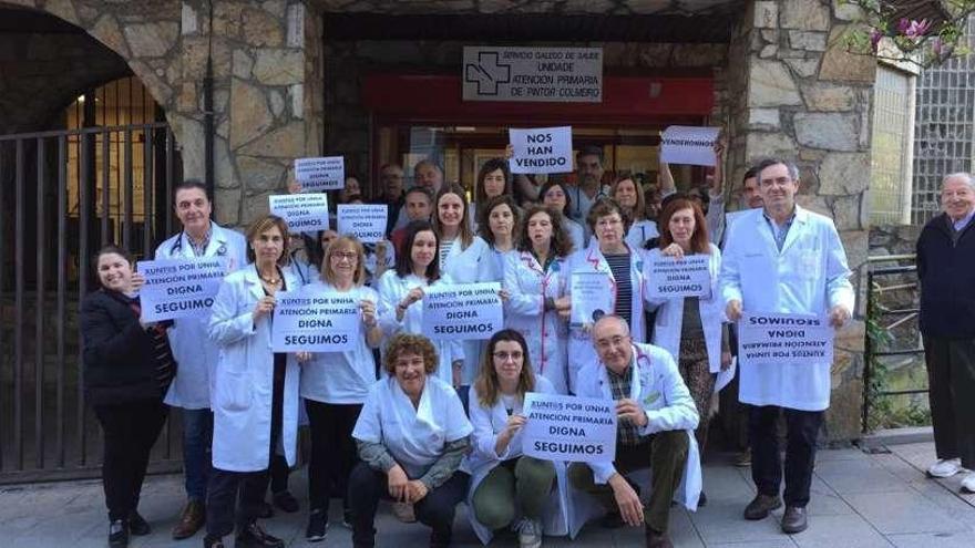 Protesta por una Primaria Digna, hace dos semanas, ante el centro de salud de Pintor Colmeiro. // FdV