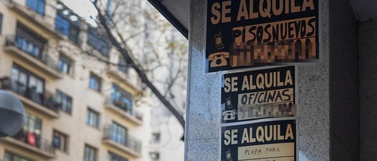 Edificio con carteles de alquiler.