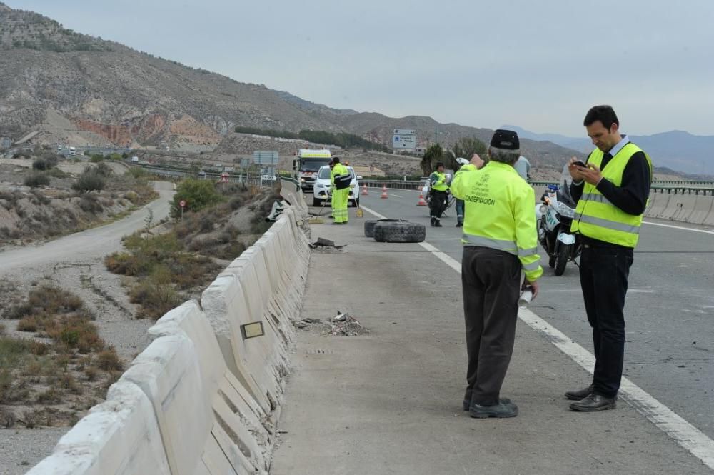 Herido el conductor de un camión en Lorca tras caer desde la autovía A-7 a una rambla