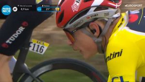 Jonas Vingegaard, del Team Visma, durante la París-Niza 2025 con una herida en el labio