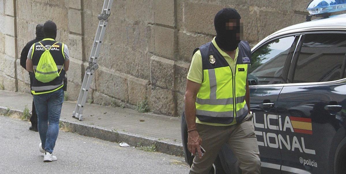 Policías dedicados a la desarticulación de tráfico de drogas, en una operación anterior. | IÑAKI OSORIO