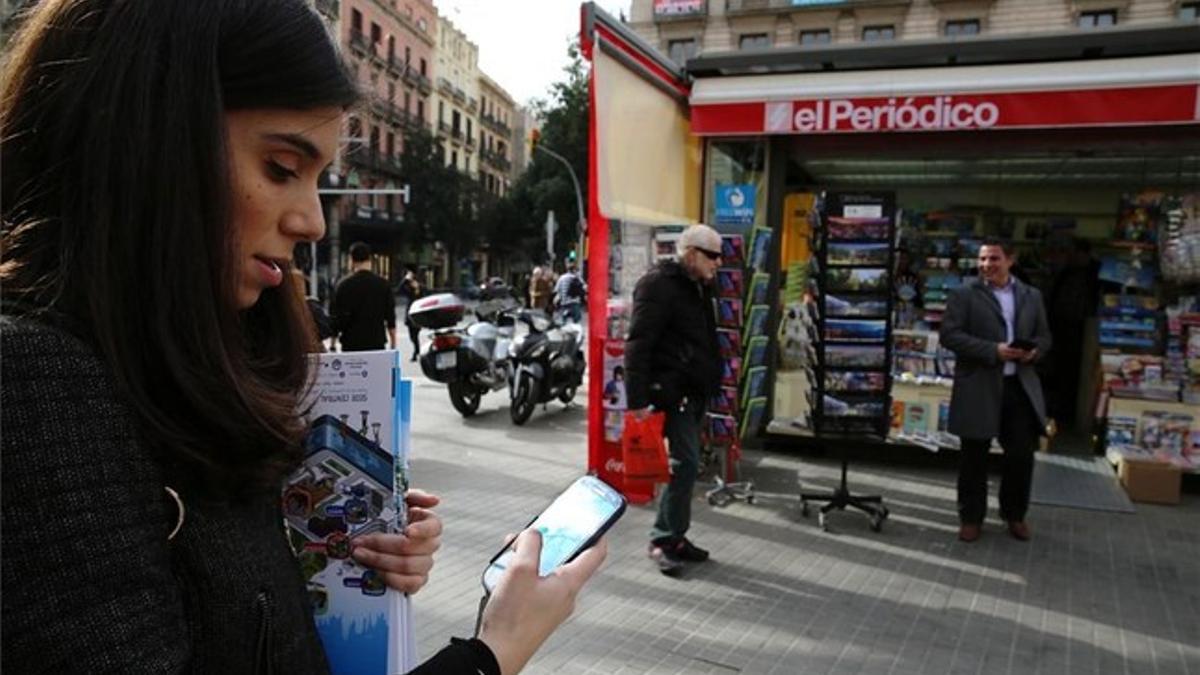 Una usuaria se conecta a la wi-fi de un quiosco de Barcelona.
