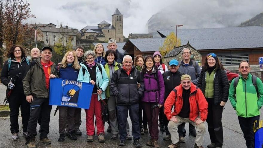 Casi 20 socios del club recorrieron algunos de los senderos más emblemáticos del valle.