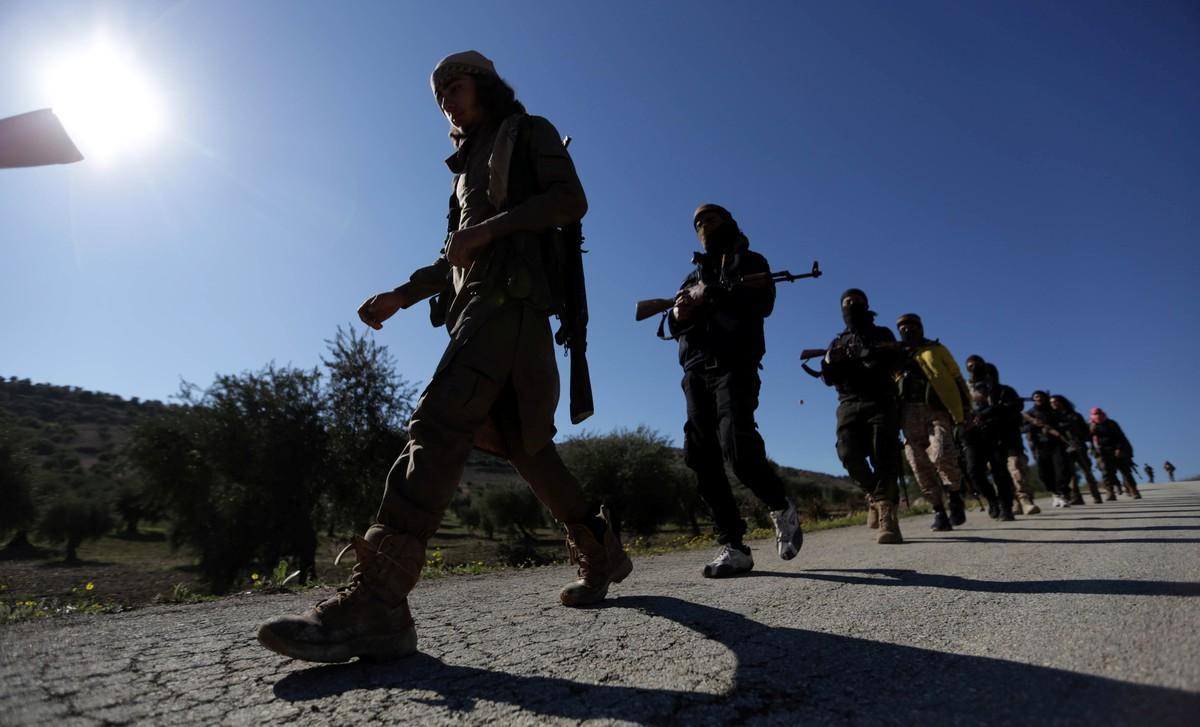 Turkish-backed Free Syrian Army fighters walk together after advancing north of Afrin  Syria March 17  2018  REUTERS Khalil Ashawi