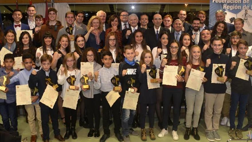 Los premiados en la gala, entre los que estaba LA OPINIÓN, posan en una foto de familia al final del acto.