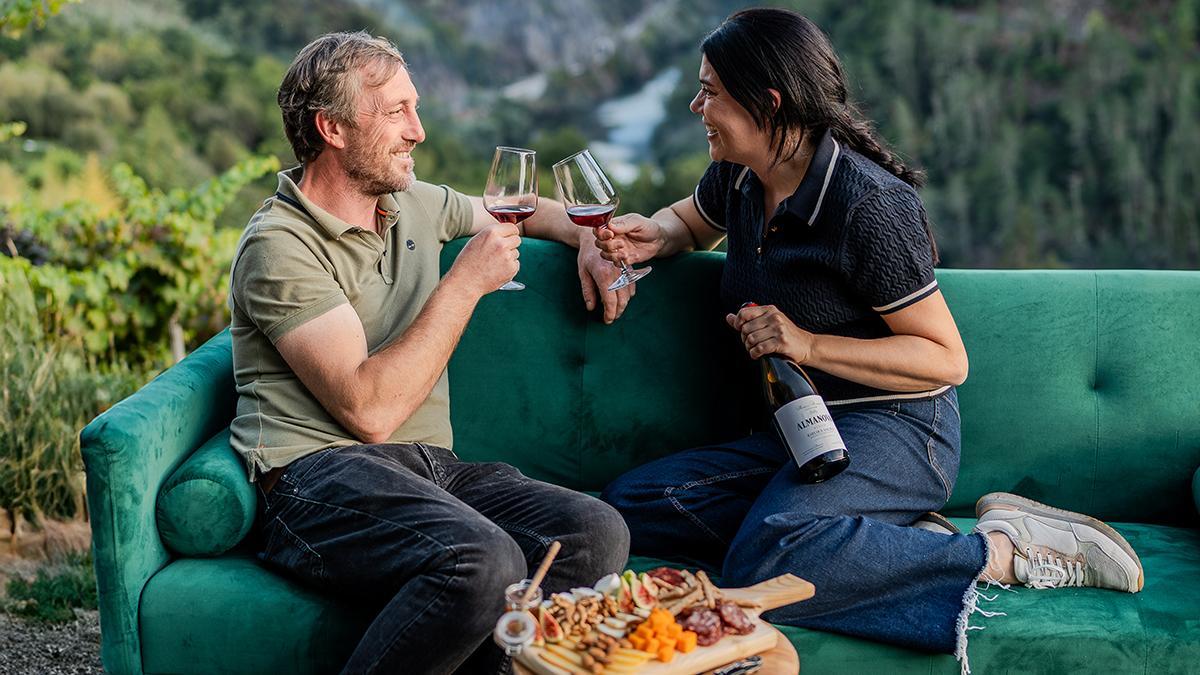 Brindis al atardecer en la bodega Alma das Donas, donde el vino y el paisaje se confunden sobre las laderas del Sil
