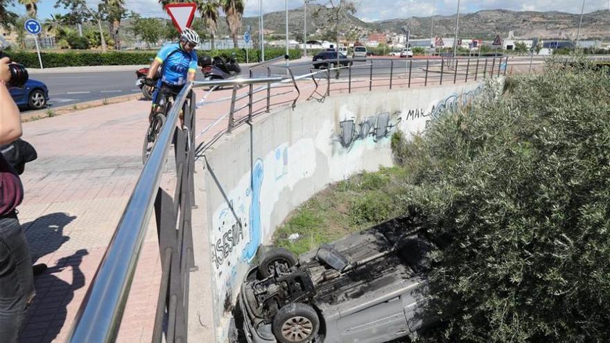 Cae por un terraplén tras salirse de la Ronda Sur en Castellón