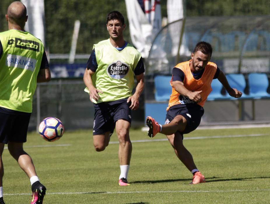 Los futbolistas del Deportivo completan una exigente sesión de más de hora y media de duración, con una parte física muy dura y un tramo de entrenamiento de partidillos con balón en espacios reducidos