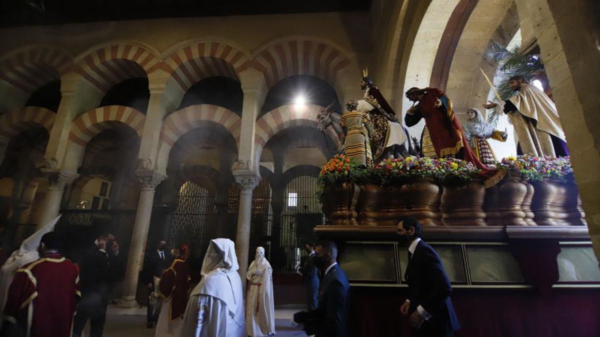 El paso de misterio en el interior de la Mezquita-Catedral.