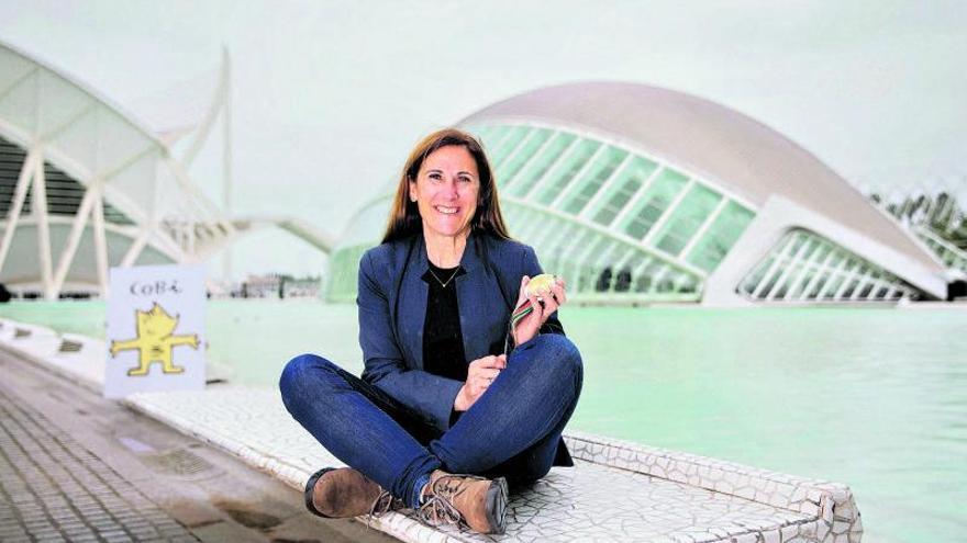 Almudena Muñoz, junto a l’Hemisfèric de València.  | JAVI FERRÁNDIZ