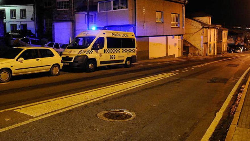 Un coche de la policía, ayer, en el lugar del accidente. / carlos pardellas