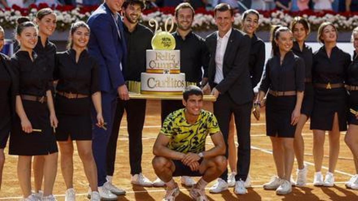 Alcaraz celebra su cumpleaños tras ganar a Coric.