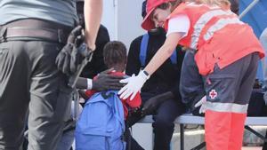 Un inmigrante atendido por la Cruz Roja.