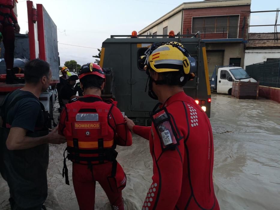 Bomberos y Protección Civil de Alicante participan en las labores de auxilio en la Vega Baja.