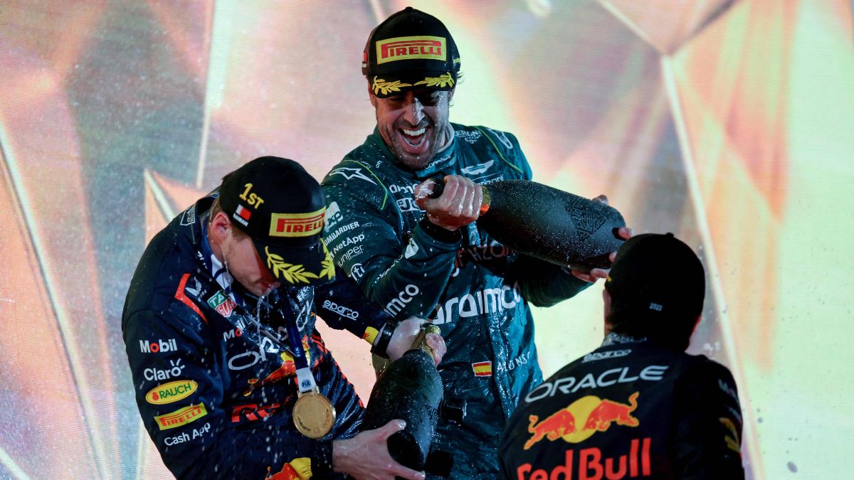Fernando Alonso celebrando el podio con Verstappen y Pérez, los dos pilotos Red Bull