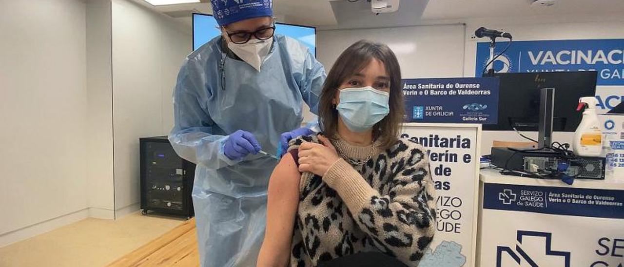 Una mujer, recibiendo la vacuna del COVID en Ourense.