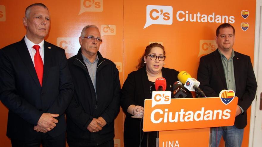 La portaveu del grup municipal de C&#039;s a l&#039;Ajuntament de Girona, Míriam Pujola, acompanyada del diputat Jan Castel i altres càrrecs del partit · ACN