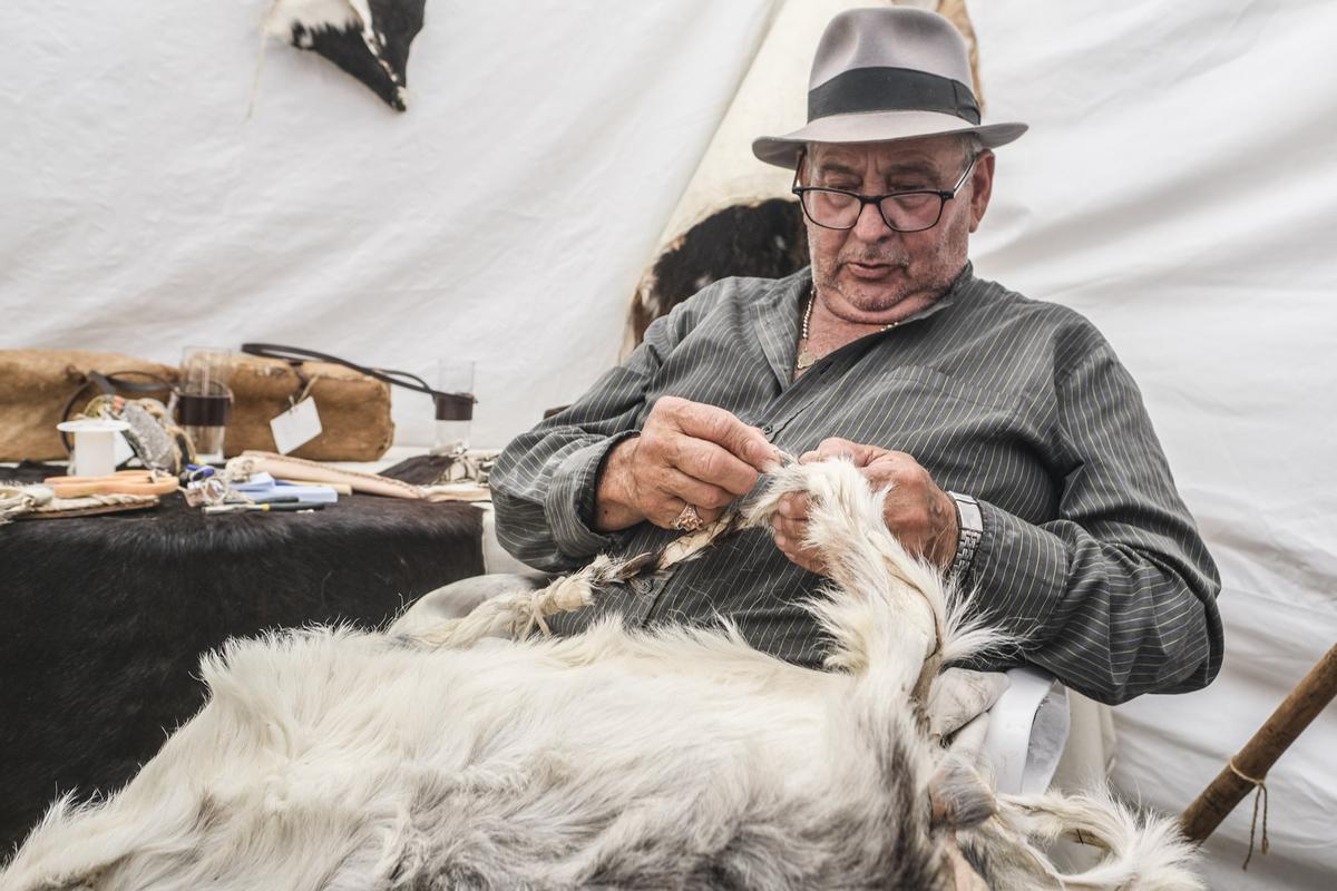 El artesano y ganadero Francisco Ramírez Ortega cosiendo un zurrón en la Feria de Sureste.