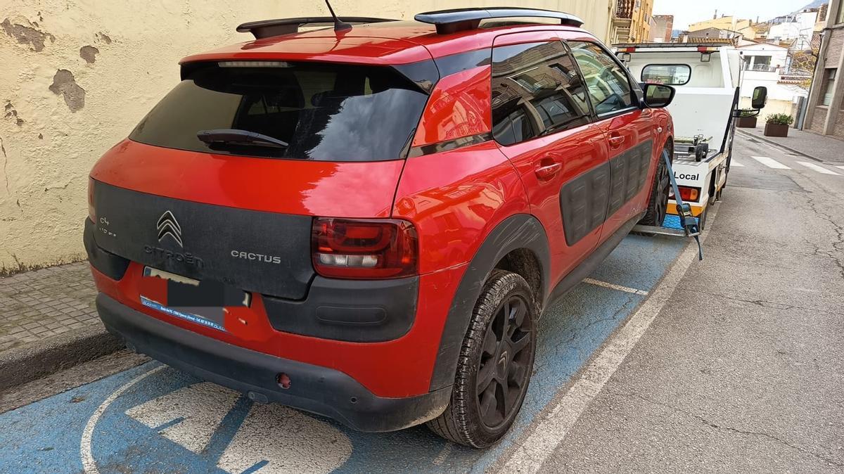 El vehicle recuperat per la Policia Local de Llançà.