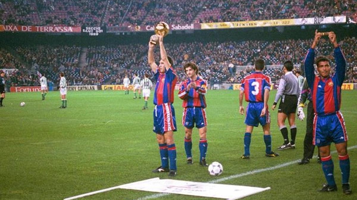 Stoichkov ofreció en Balón de Oro 1994 a la afición en los prolegómenos del FC Barcelona-Betis del 21 de diciembre de 1994. A su lado, Romario, ganador del Onze de Oro, también dedicó su reconocimiento a los espectadores que esa noche acudieron al co