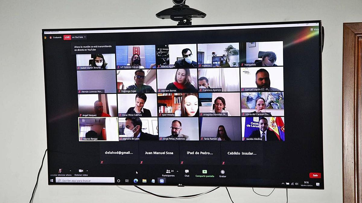 Panel telemático durante la celebración del pleno ordinario del Cabildo, ayer