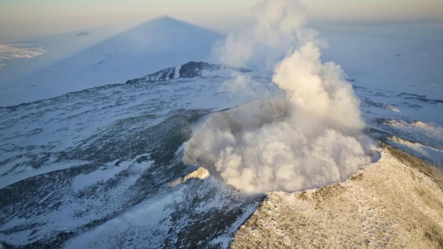 Así es el sorprendente volcán Erebus, que emite polvo de oro en sus erupciones