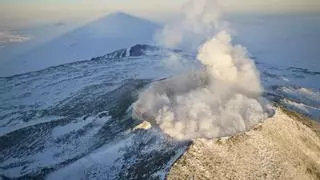 Así es el sorprendente volcán Erebus, que emite polvo de oro en sus erupciones