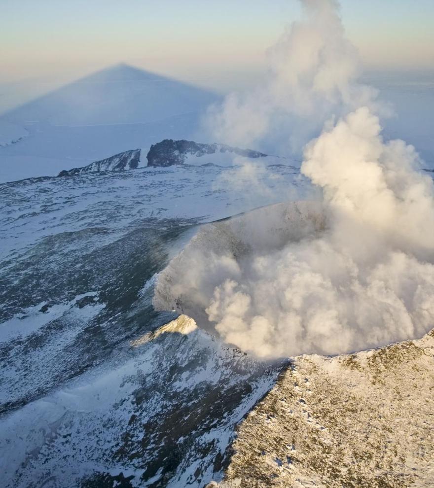 Así es el sorprendente volcán Erebus, que emite polvo de oro en sus erupciones