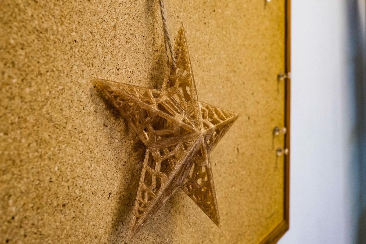 Estrella de navidad, dentro de lo elemento decorativos realizados por las máquinas 3D.