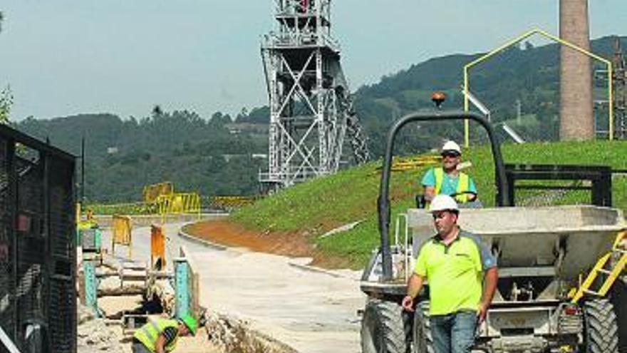 Obras de la conducción para abastecer al hospital de Mieres con agua de mina.