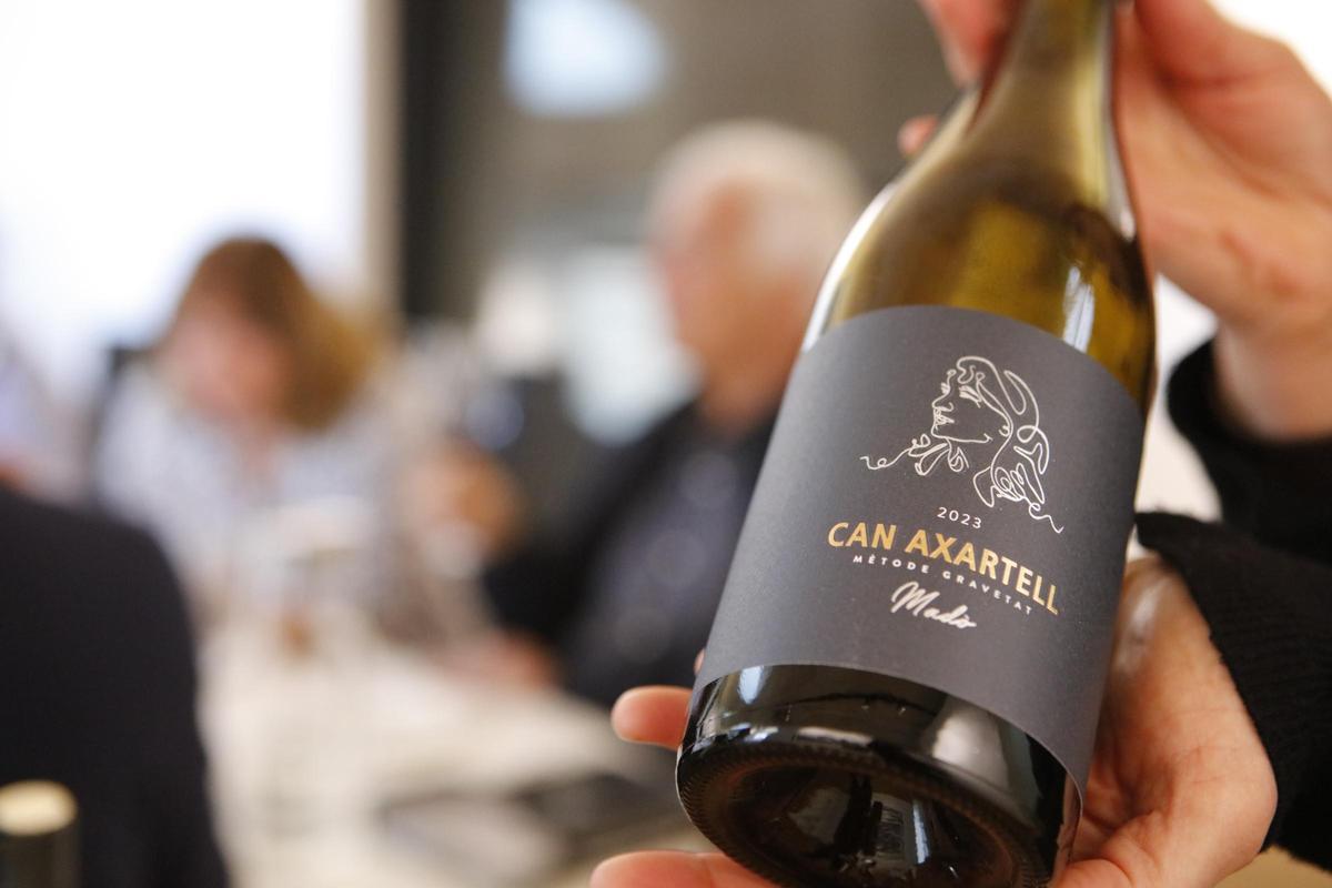 Eine Flasche Wein von Can Axartell.
