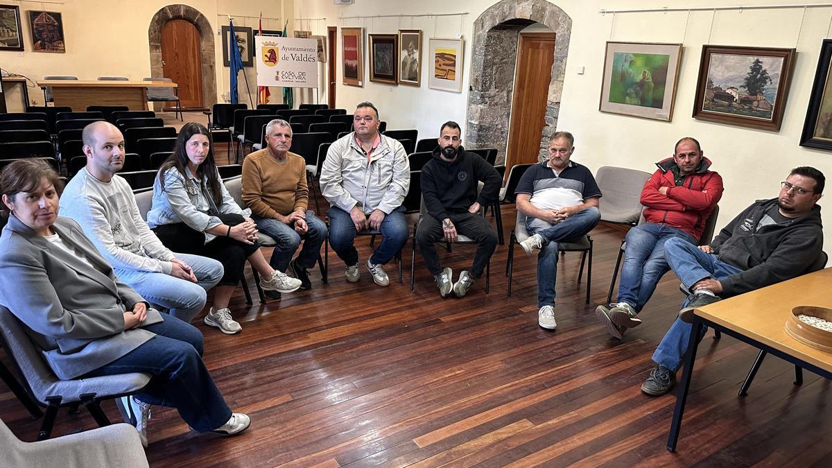 Por la izquierda, Clara Rodríguez, Daniel Matos, Tamara Fernández, Juan Ramón Fernández, Juan José Menéndez, Francisco Pérez, José Manuel García, Herminio Noval y Pablo Alonso, ayer, en Luarca.