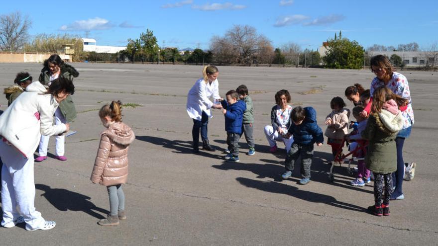 El Hospital de Manises enseña a niños autistas a habituarse a los petardos