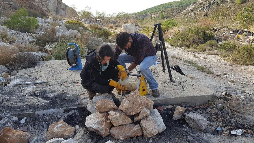 Imagen de los investigadores tomando medidas.