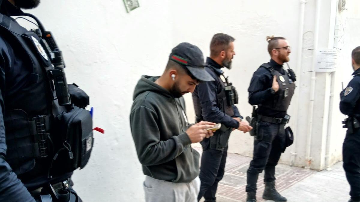 Una de las personas que ayudó al okupa a cambiar la puerta de la casa.