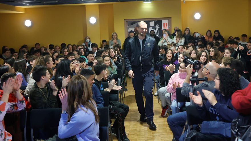 De Lena a la Luna, el astronauta Pablo Álvarez visita el IES Santa Cristina: &quot;Es difícil creer que estamos solos en el universo&quot;