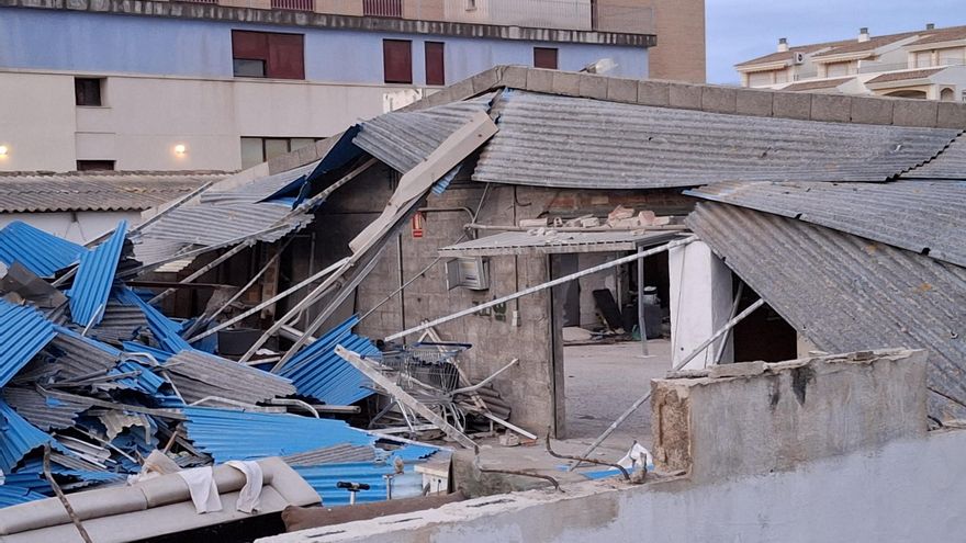 Demuelen sin seguir el procedimiento de retirada del amianto una nave con tejado de uralita en Xàbia