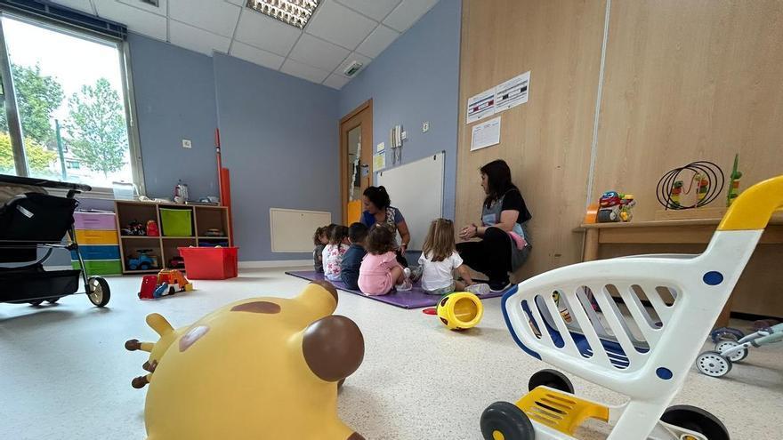 Algunas lágrimas entre un "caos ordenado": los más pequeños de Corvera estrenan el curso escolar