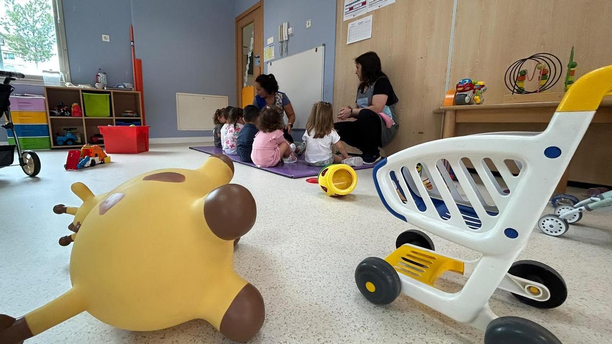Algunas lágrimas entre un "caos ordenado": los más pequeños de Corvera estrenan el curso escolar