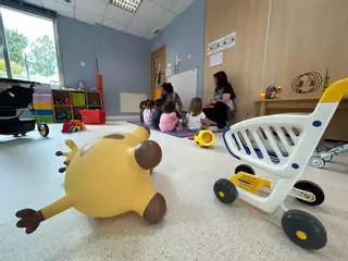 Algunas lágrimas entre un "caos ordenado": los más pequeños de Corvera estrenan el curso escolar