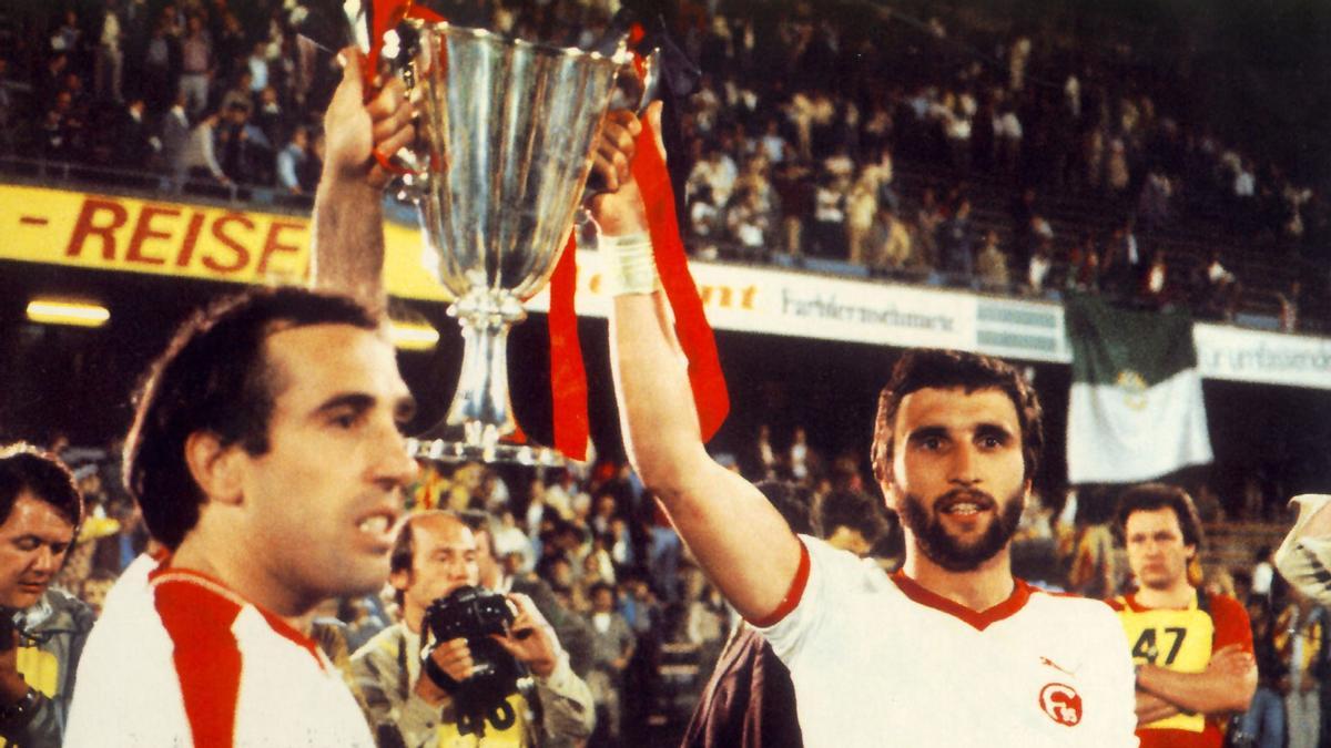 Asensi y Krankl exhiben la Recopa de Europa de 1989 conquistada en Basilea ante el Fortuna Düsseldorf (4-3).