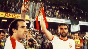 Asensi y Krankl exhiben la Recopa de Europa de 1979 conquistada en Basilea ante el Fortuna Düsseldorf (4-3).