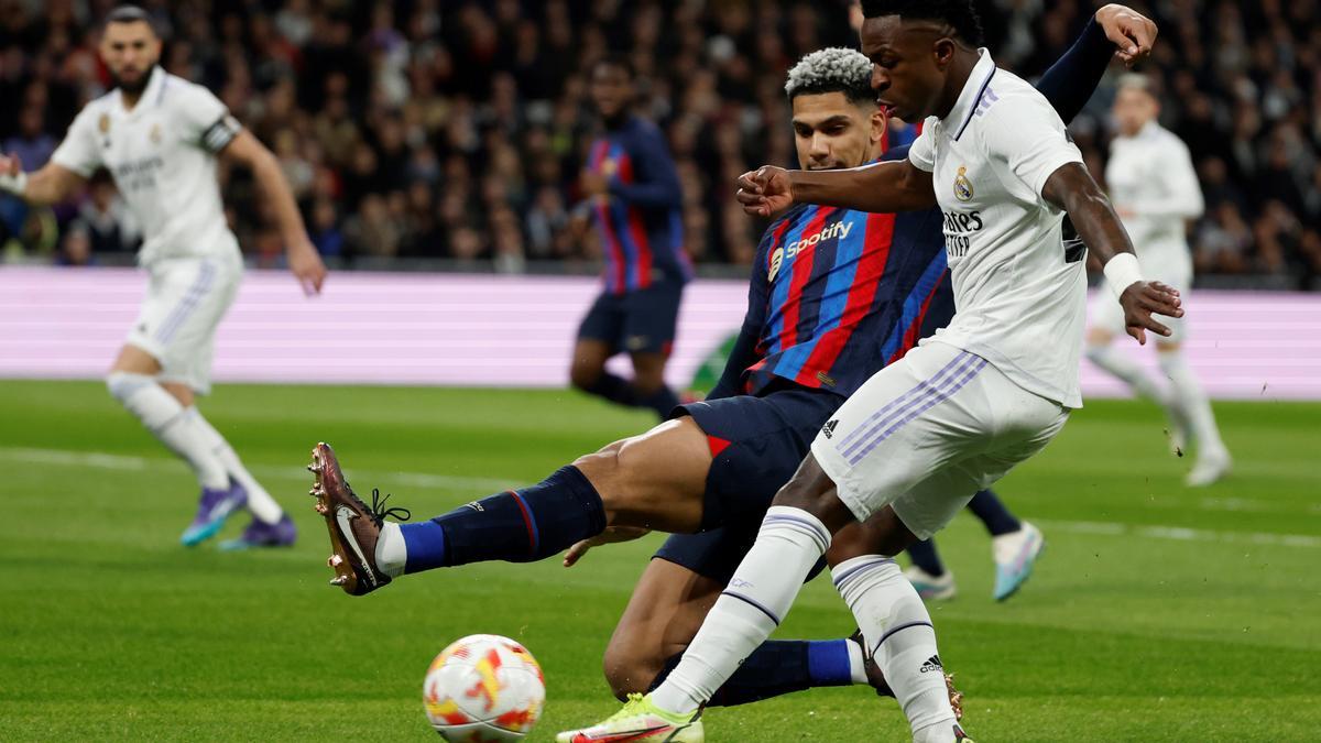 Araujo frustra el centro de Vinicius en el Madrid-Barça de Copa en el Bernabéu.