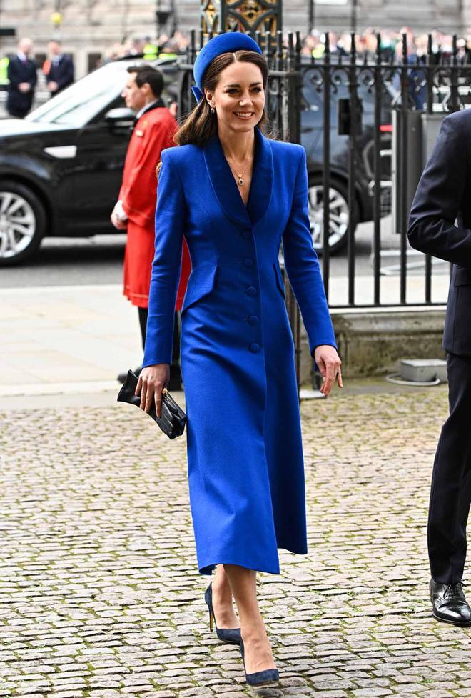 Kate Middleton con abrigo azul eléctrico a su llegada a la abadía de Westminster